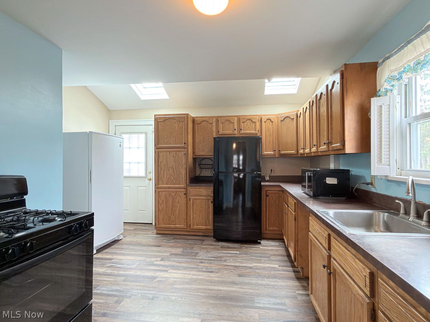 12721 North Road Cleveland, OH 44111 - Photo 4 of 30 Gallery Image 4