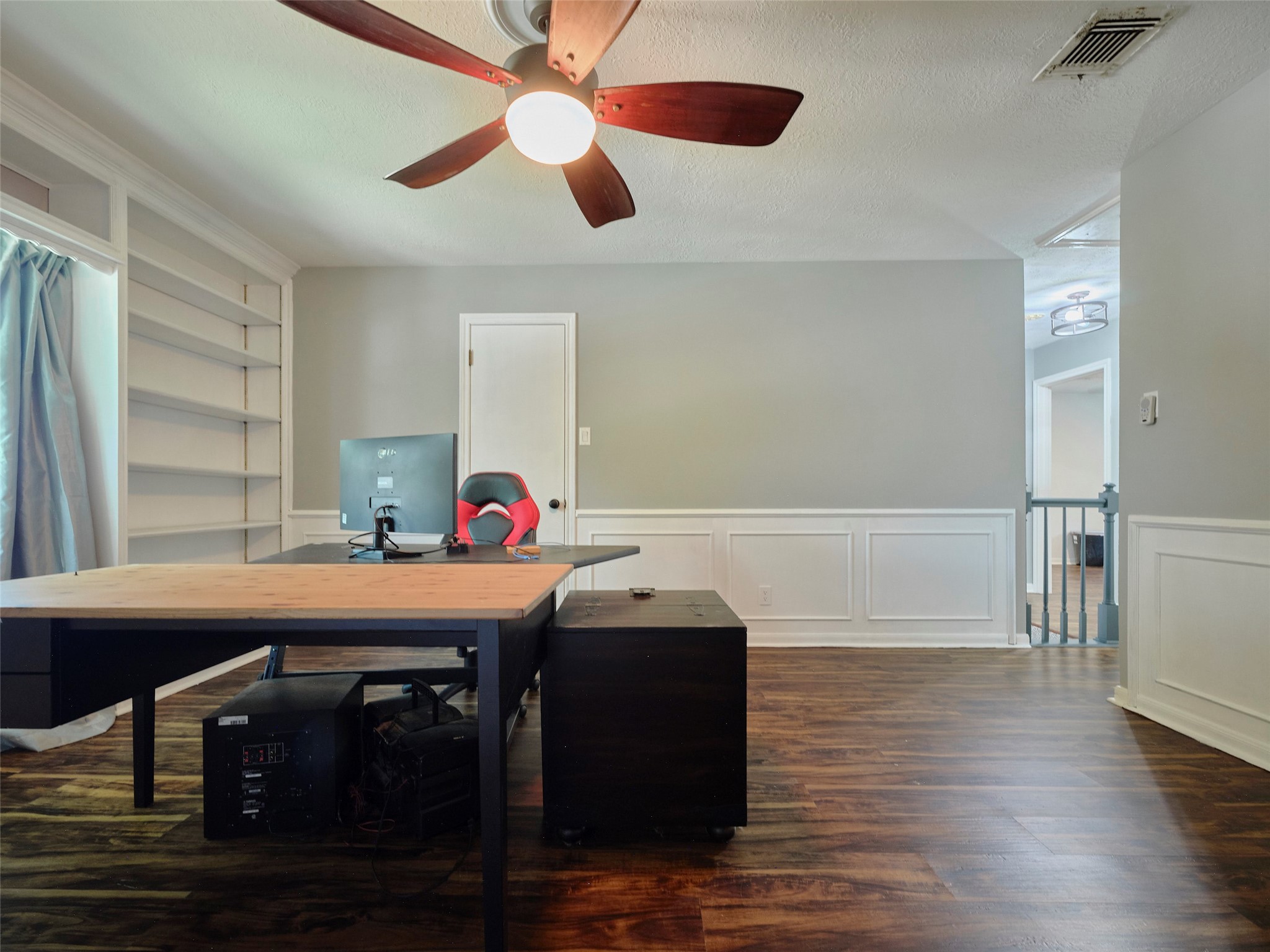 6915 Worcester Drive Spring, TX 77379 - Photo 26 of 38 a room with a table and chairs