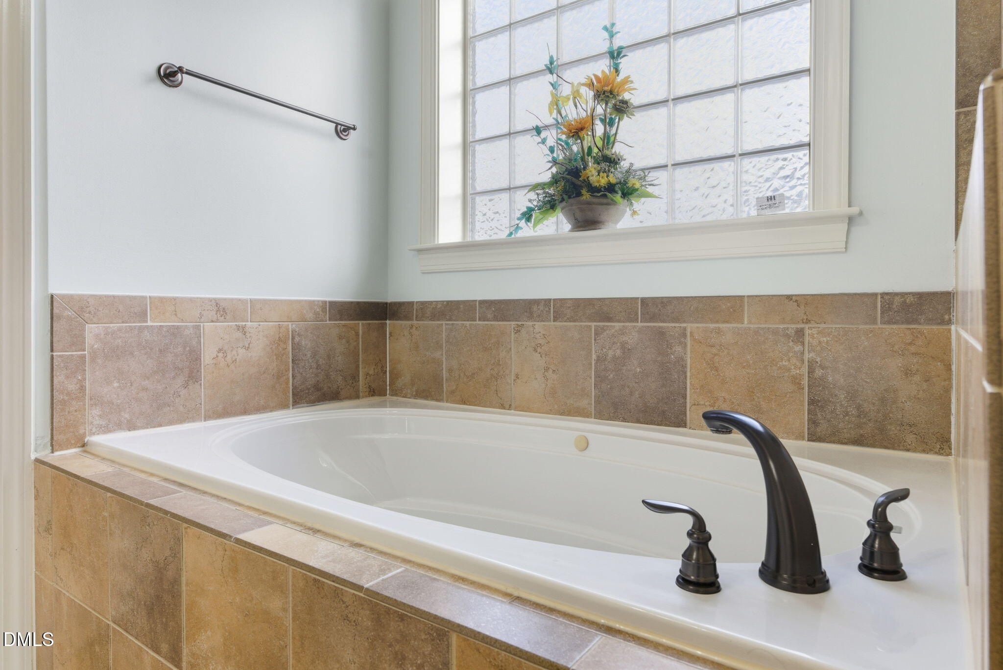 19 Silverside Drive Angier, NC 27501 - Photo 33 of 73 a bathroom with a bathtub