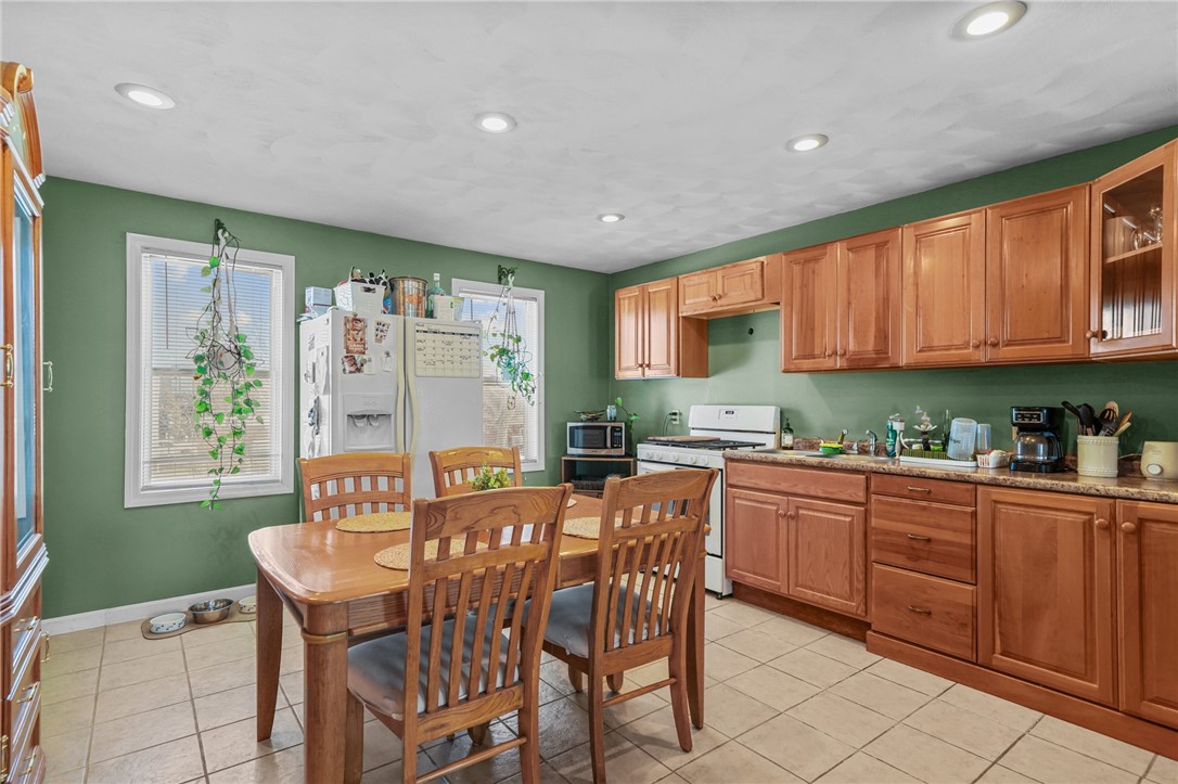 5 Murphy Avenue Bristol, RI 02809 - Photo 14 of 35
