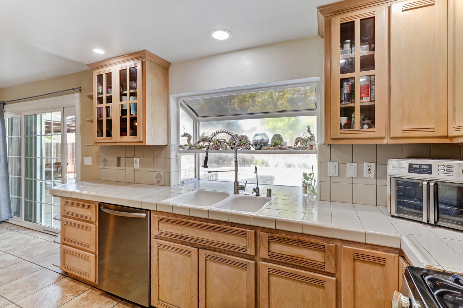 6511 Mossview Way Citrus Heights, CA 95621 - Photo 12 of 48
