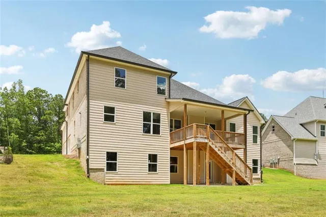 a view of a yard with a house