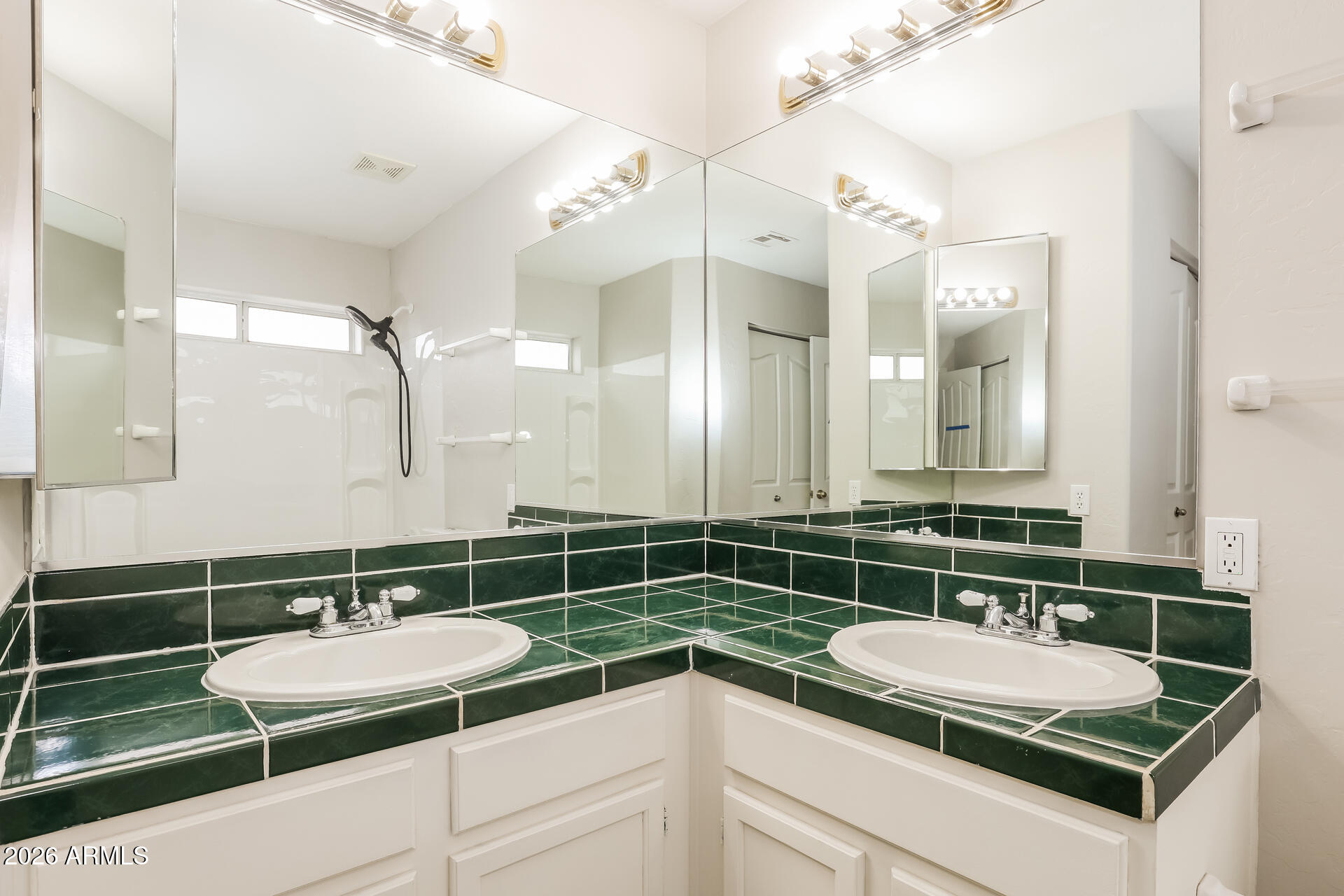 1653 East Vineyard Road Phoenix, AZ 85042 - Photo 12 of 21 012-photo-main-bathroom-15182422