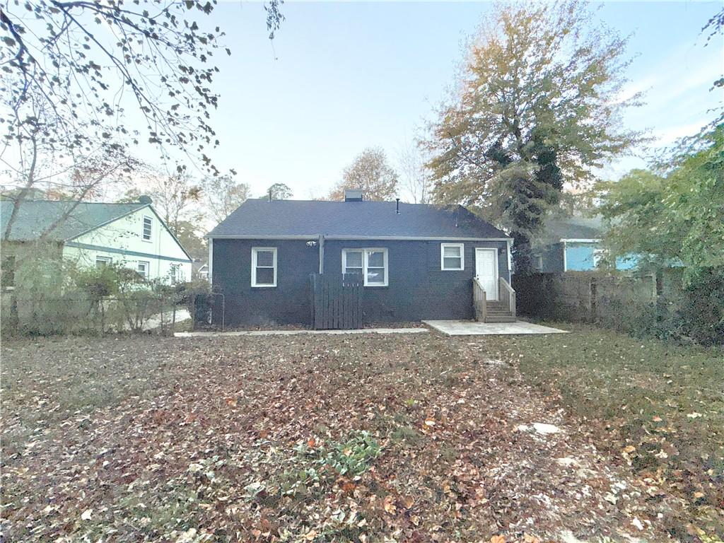 1802 South Gordon Street Southwest Atlanta, GA 30310 - Photo 13 of 14 front view of a house with a yard