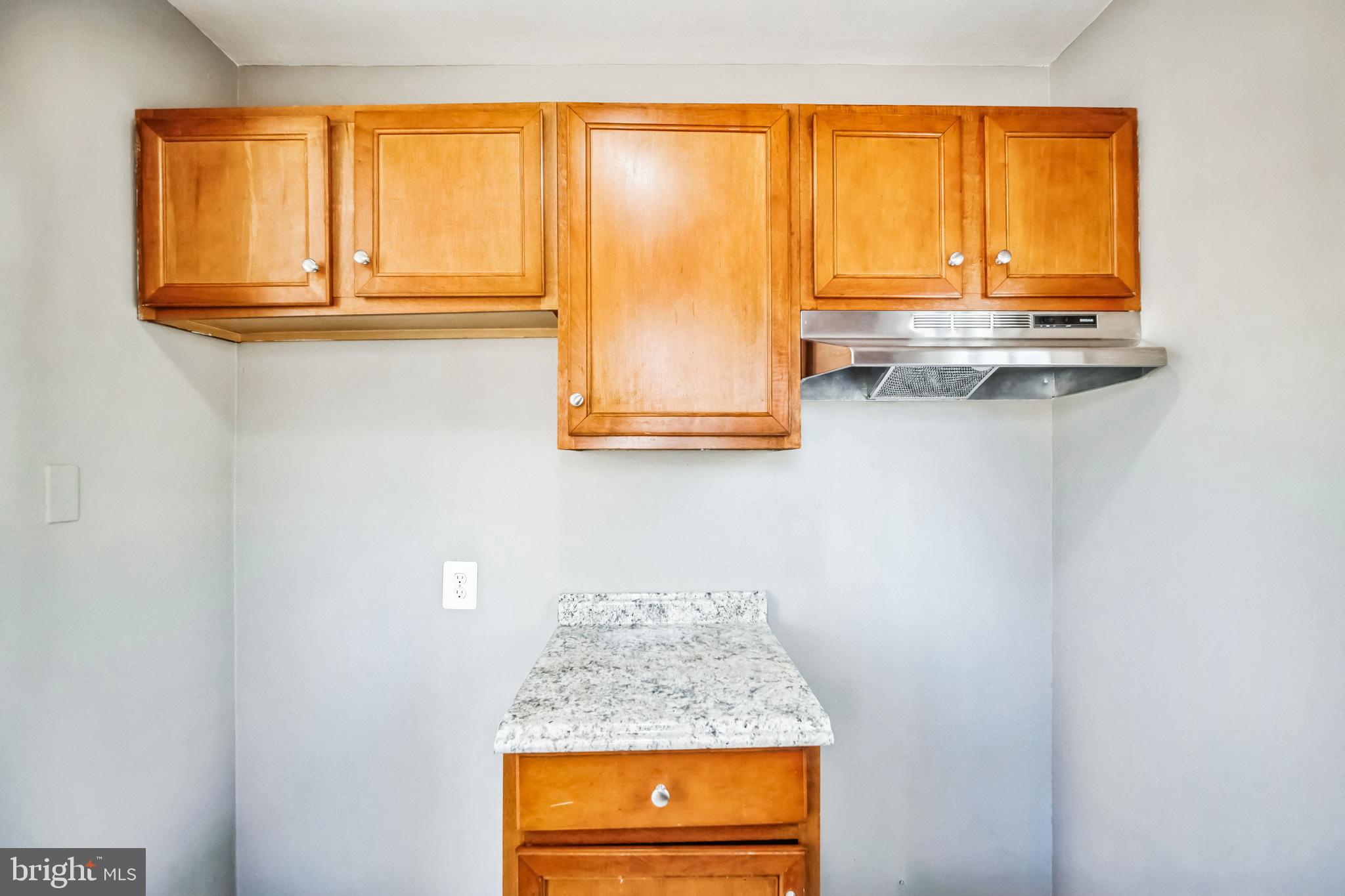 13426 Greenacre Drive Woodbridge, VA 22191 - Photo 11 of 45 a bathroom with a window