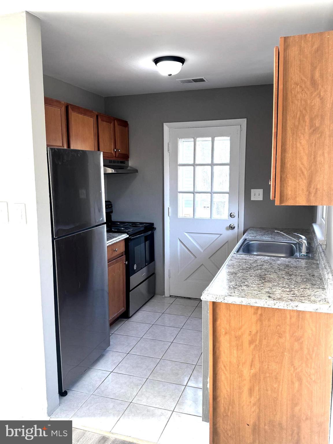 13426 Greenacre Drive Woodbridge, VA 22191 - Photo 45 of 45 a kitchen with stainless steel appliances granite countertop a refrigerator a sink and a granite counter tops