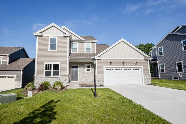 $649,900 | 310 Paradise Court, Hartland, WI 53029