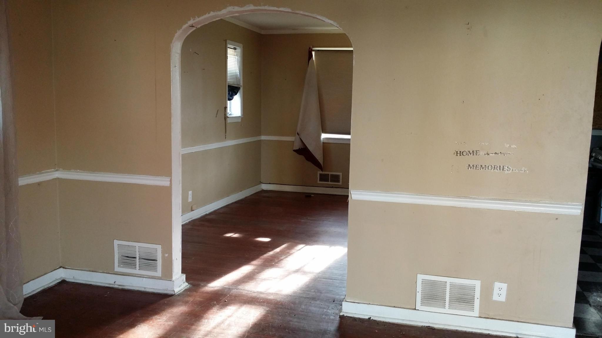4200 Pimlico Road Baltimore, MD 21215 - Photo 2 of 4 Living Room