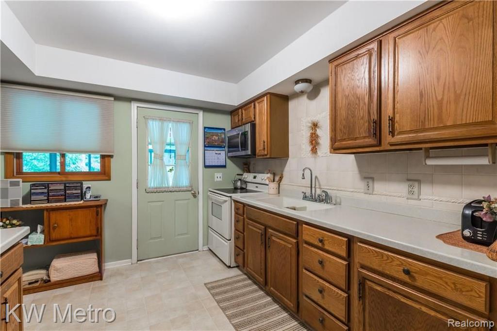 3526 Alida Avenue Rochester Hills, MI 48309 - Photo 9 of 22