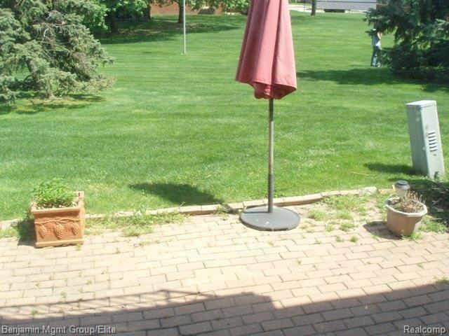24678 Chalk Farm Road North, Unit 77 Warren, MI 48091 - Photo 3 of 7 patio