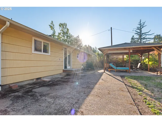 a view of a backyard