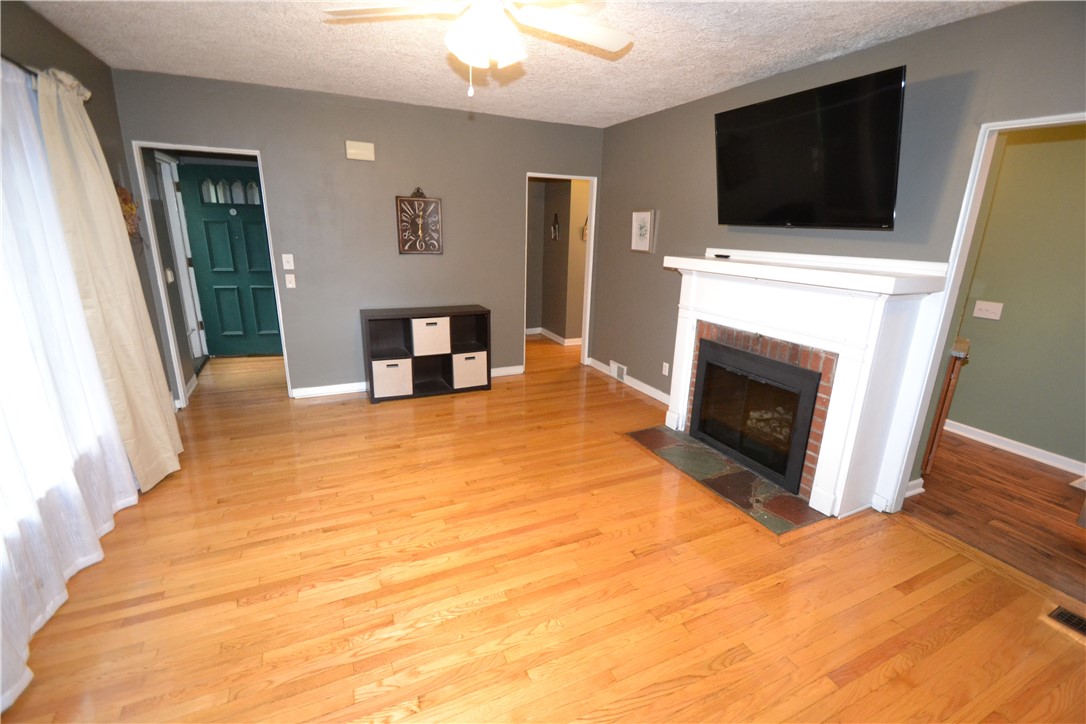 723 5 Mile Line Road Webster, NY 14580 - Photo 24 of 38 Living room