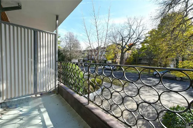 $435,000 | 15 Hill Park Avenue, Unit 1L, Great Neck, NY 11021