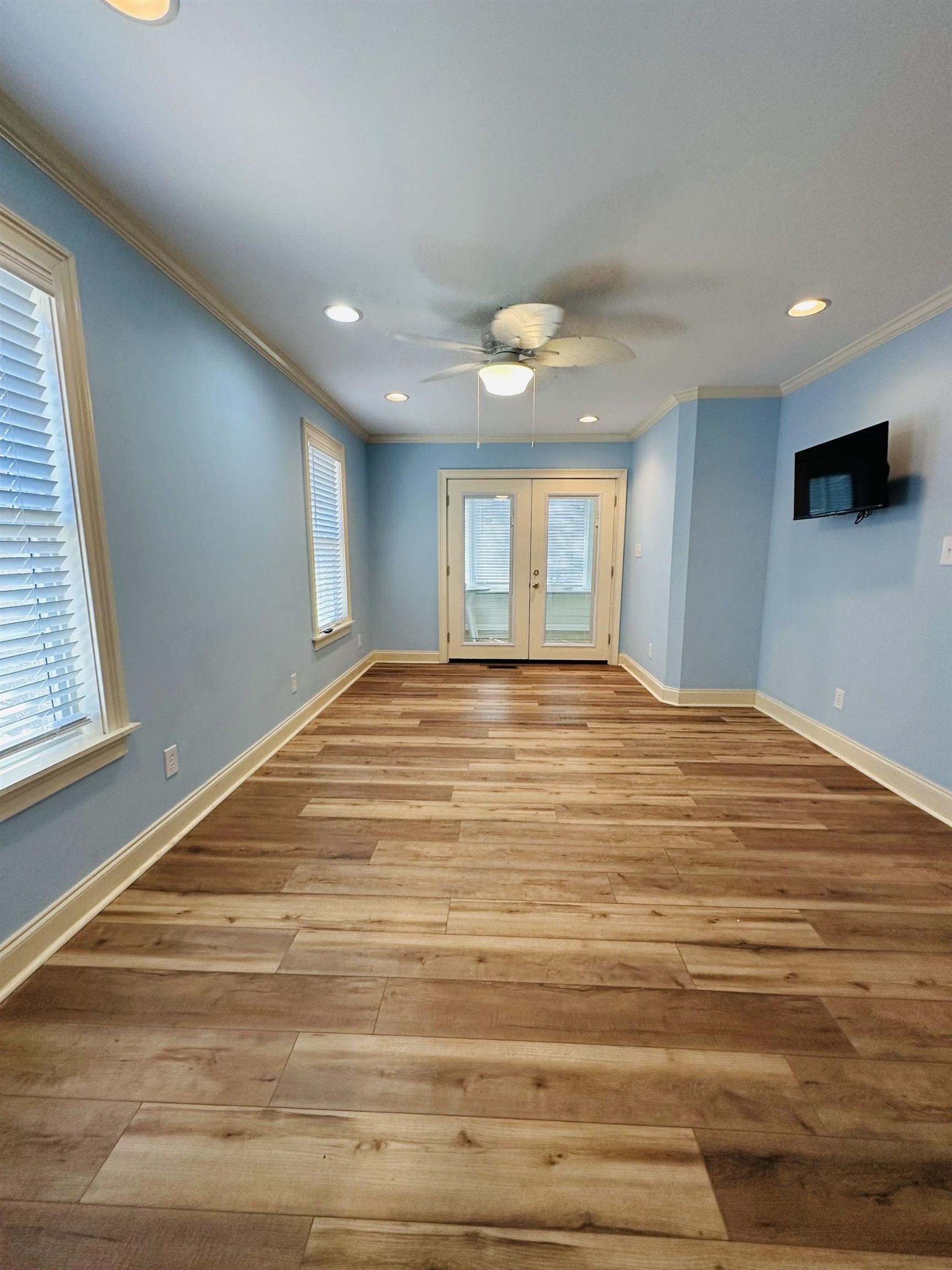 19 Pearl Parkway Iuka, MS 38852 - Photo 9 of 27 a view of an empty room with window and wooden floor