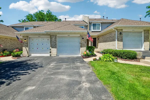 $275,000 | 421 Lakeview Circle, Bolingbrook, IL 60440