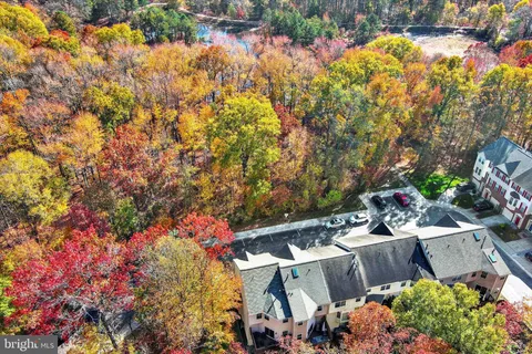 a view of yard with green space