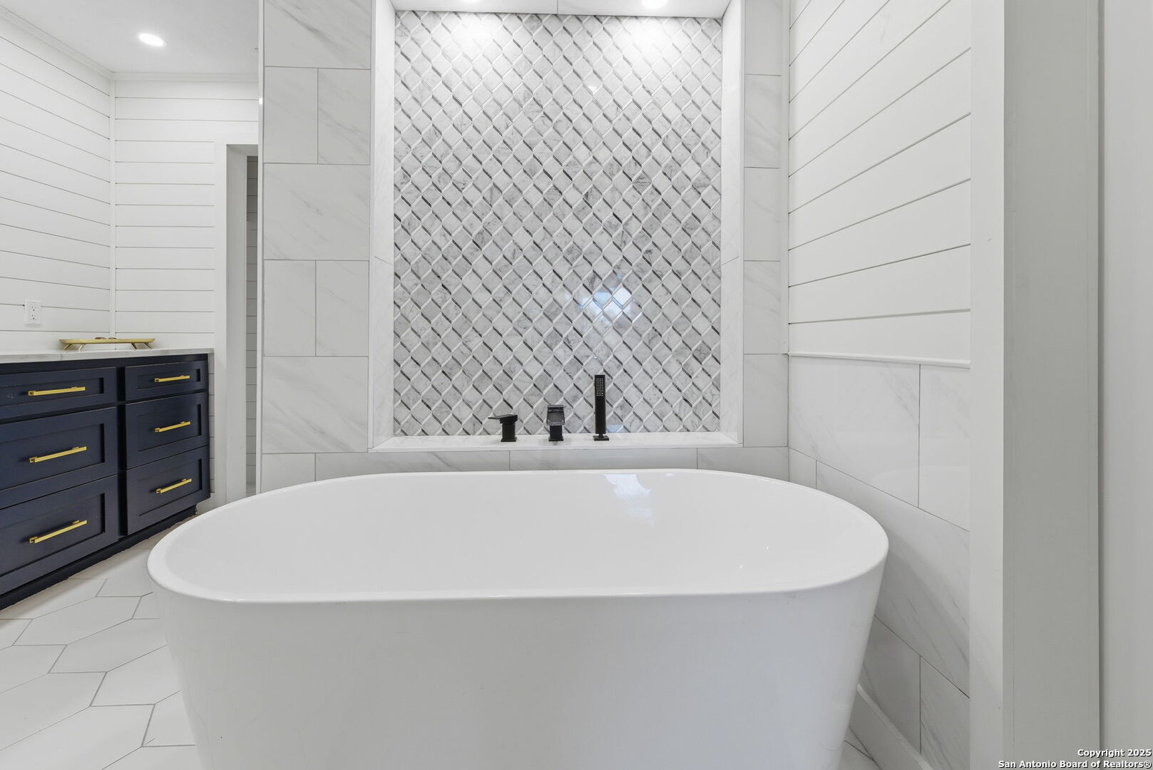 1072 Summit Canyon Lake, TX 78133 - Photo 23 of 50 a white bath tub sitting in a bathroom