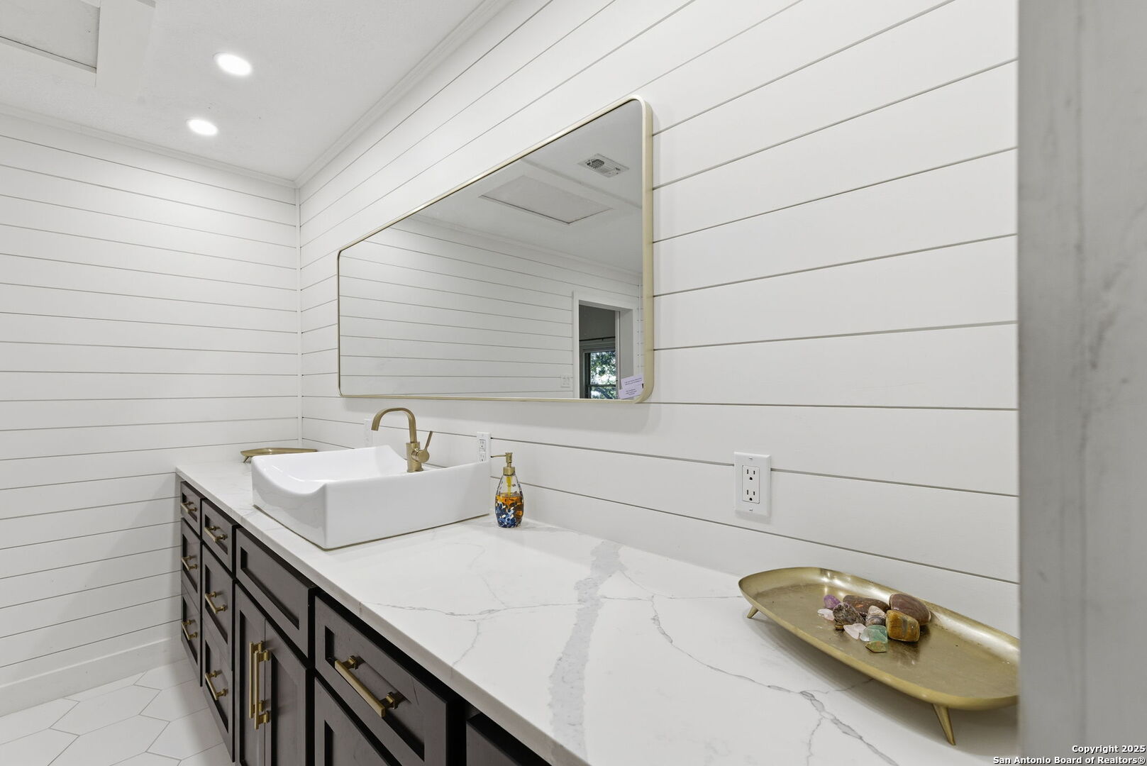 1072 Summit Canyon Lake, TX 78133 - Photo 24 of 50 a bathroom with a sink and a mirror