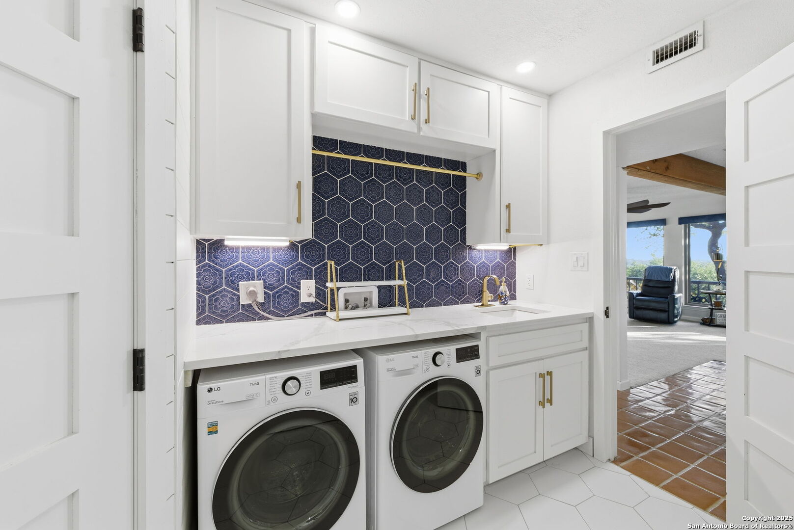 1072 Summit Canyon Lake, TX 78133 - Photo 29 of 50 a view of livingroom with washer and dryer