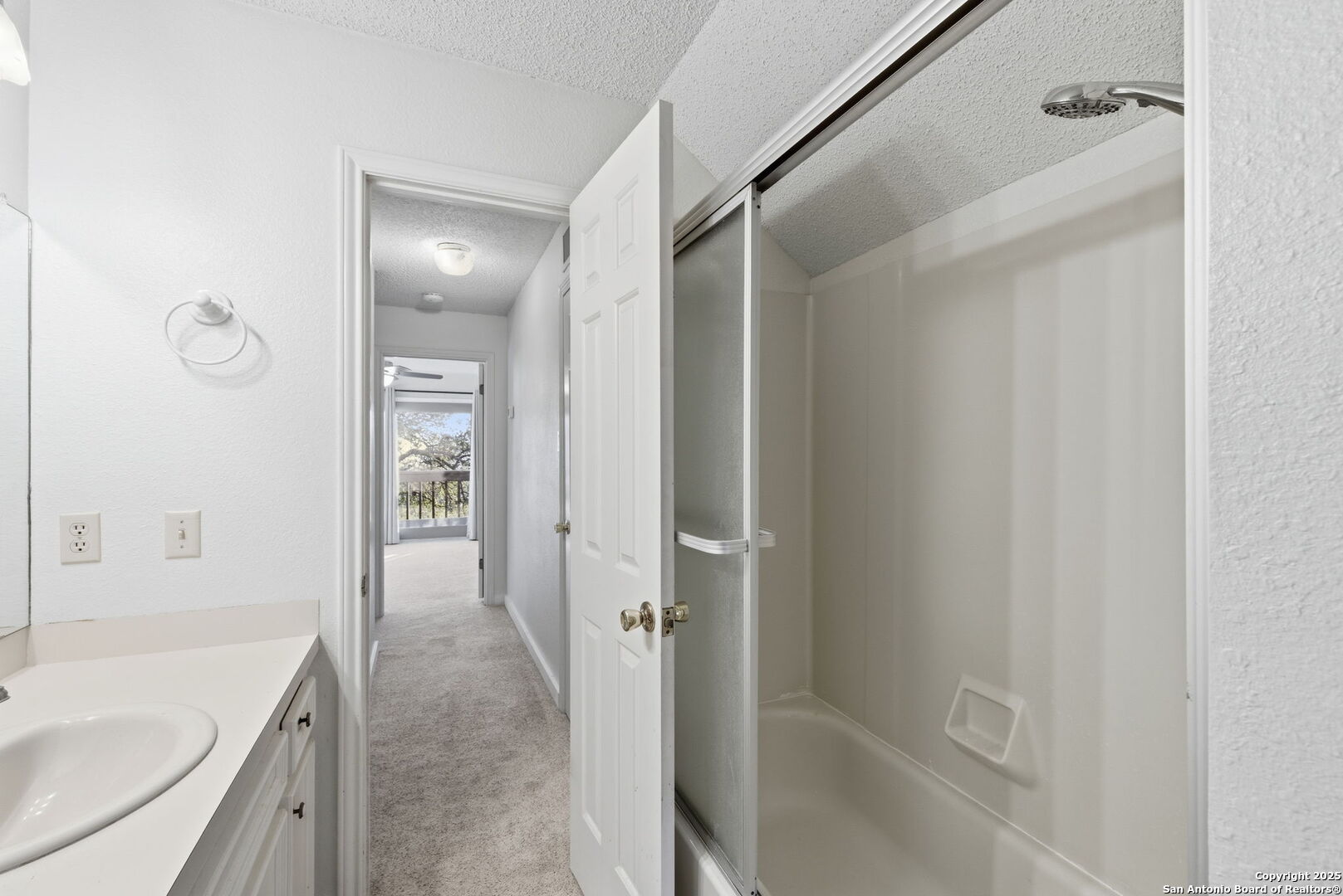 1072 Summit Canyon Lake, TX 78133 - Photo 47 of 50 a bathroom with a bathtub and a sink