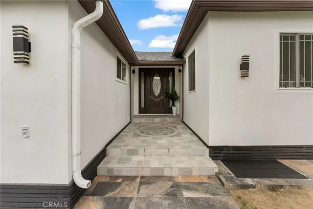 a view of a pathway of the house