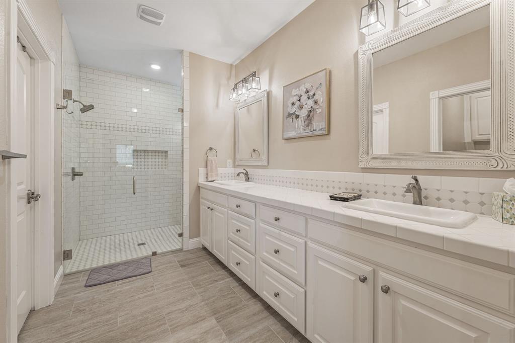 1340 County Road 189 Jonesboro, TX 76538 - Photo 18 of 39 a spacious bathroom with double sink and a mirror
