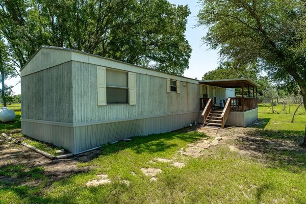 a view of a backyard