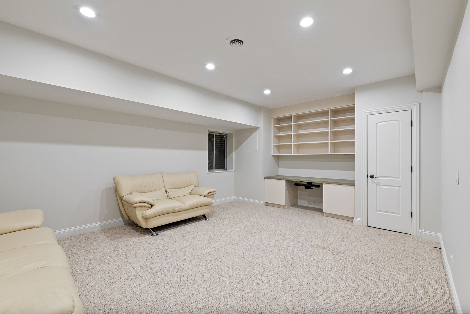 701 Ridge Road Highland Park, IL 60035 - Photo 39 of 60 a living room with furniture and a table