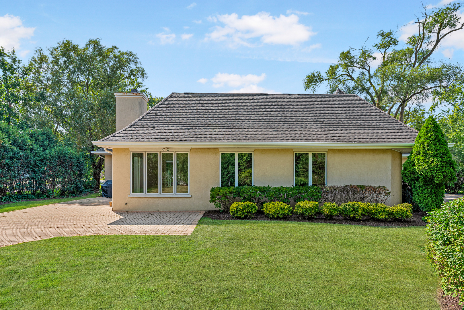 701 Ridge Road Highland Park, IL 60035 - Photo 53 of 60 a front view of a house with a garden