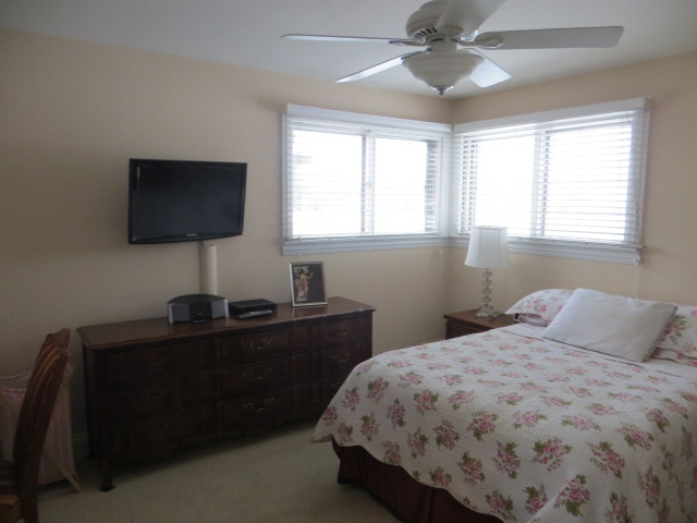 131 East Millers Road Des Plaines, IL 60016 - Photo 6 of 10 a bedroom with a bed and a flat screen tv