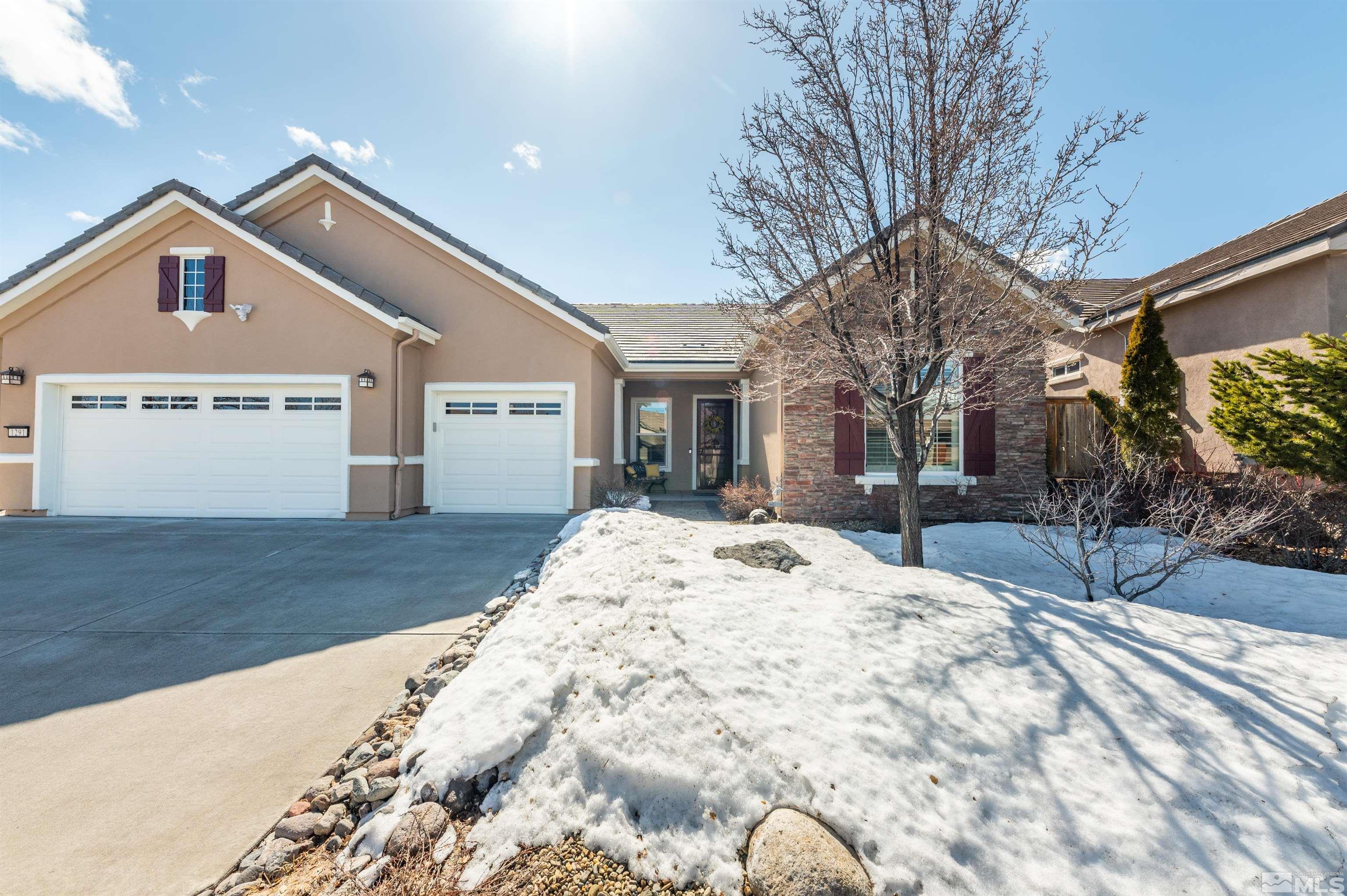 a view of backyard of the house