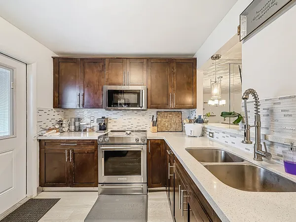 $239,900 | 1101 Northeast 191st Street, Unit H213, Miami, FL 33179