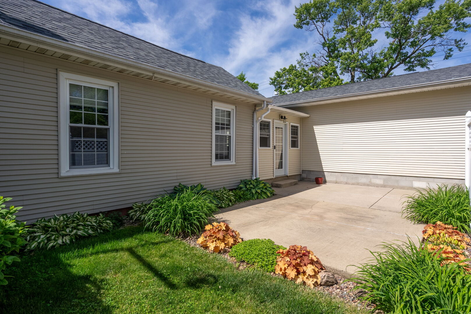 417 North State Street Geneseo, IL 61254 - Photo 45 of 51 a front view of a house with a yard