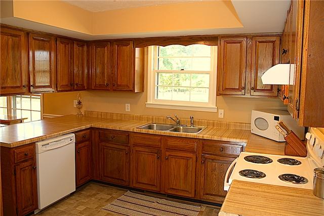 4075 Hoods Branch Road Springfield, TN 37172 - Photo 6 of 16 Kitchen offers a breakfast bar.
