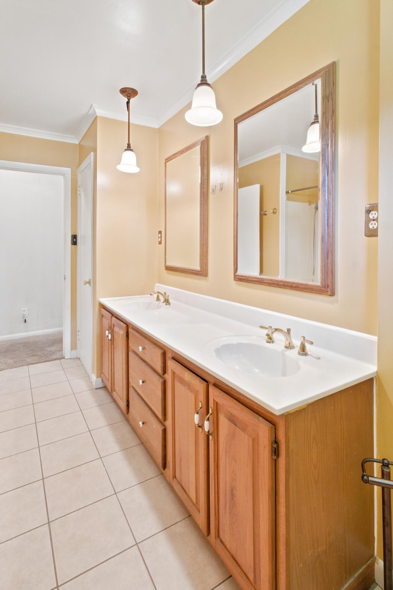 225 Nickell Heights Road Paducah, KY 42003 - Photo 16 of 30 Hall Bathroom