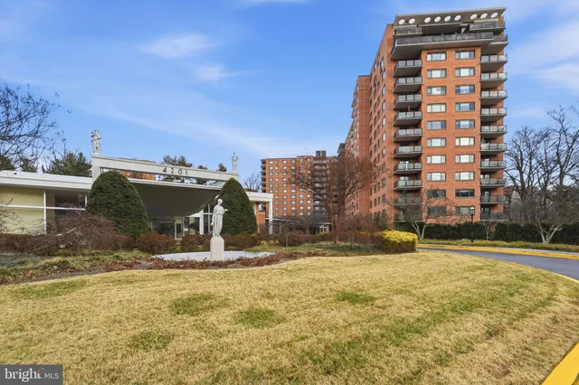 a view of building with a outdoor space