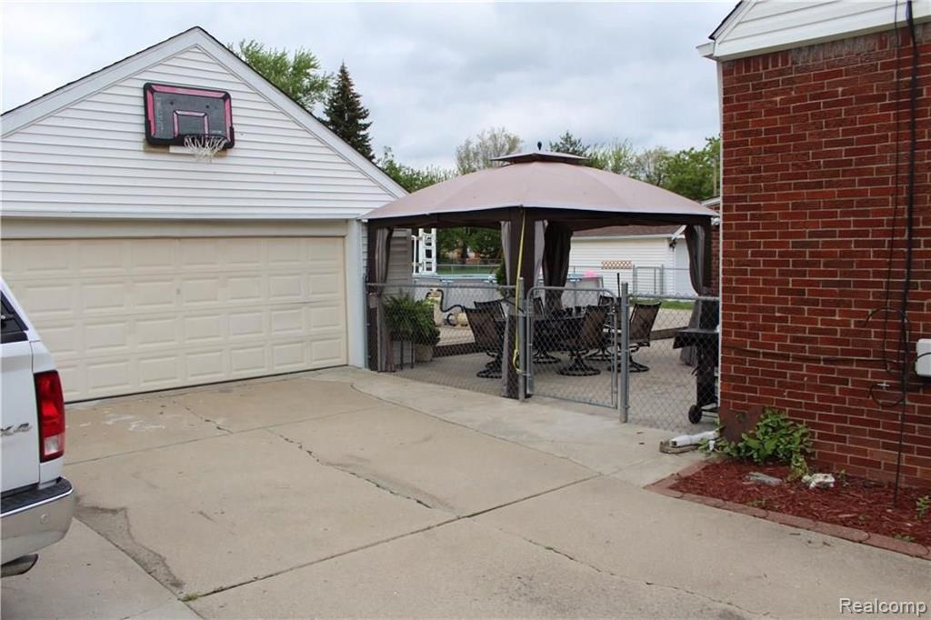 18339 Stephens Eastpointe, MI 48021 - Photo 7 of 23
