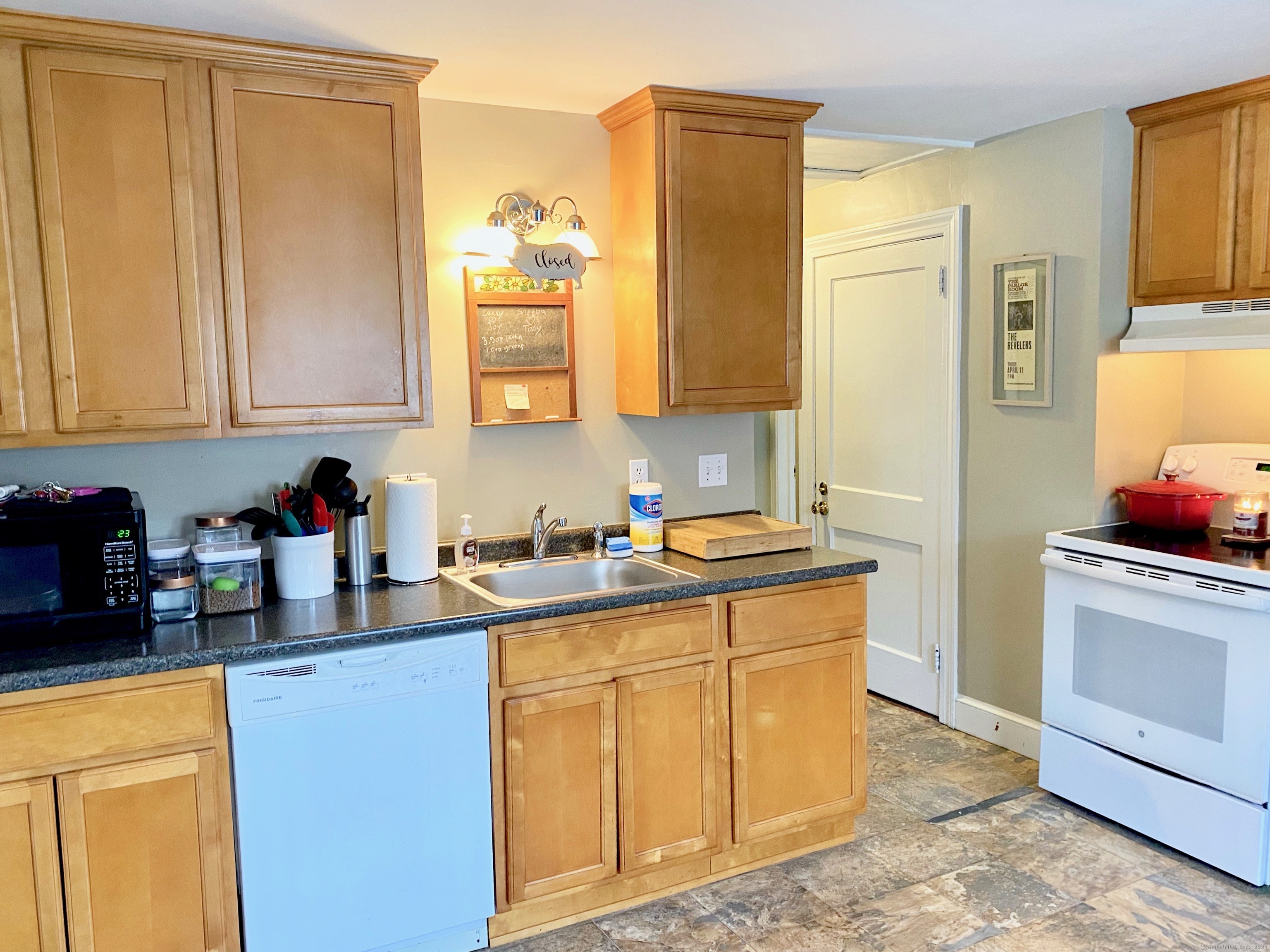 46 Faneuil Street Windsor, CT 06095 - Photo 3 of 16