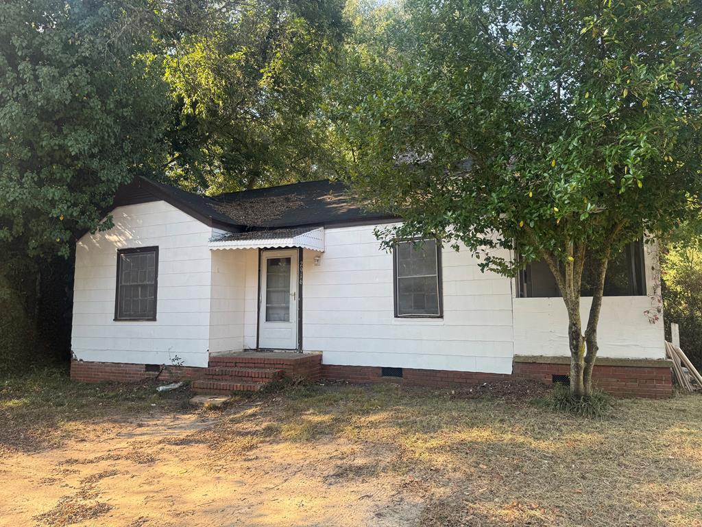 2916 Lee Street Columbus, GA 31903 - Photo 2 of 11 a backyard of a house