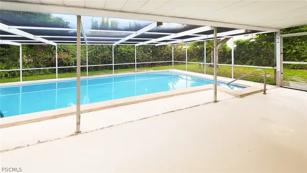 a view of a backyard