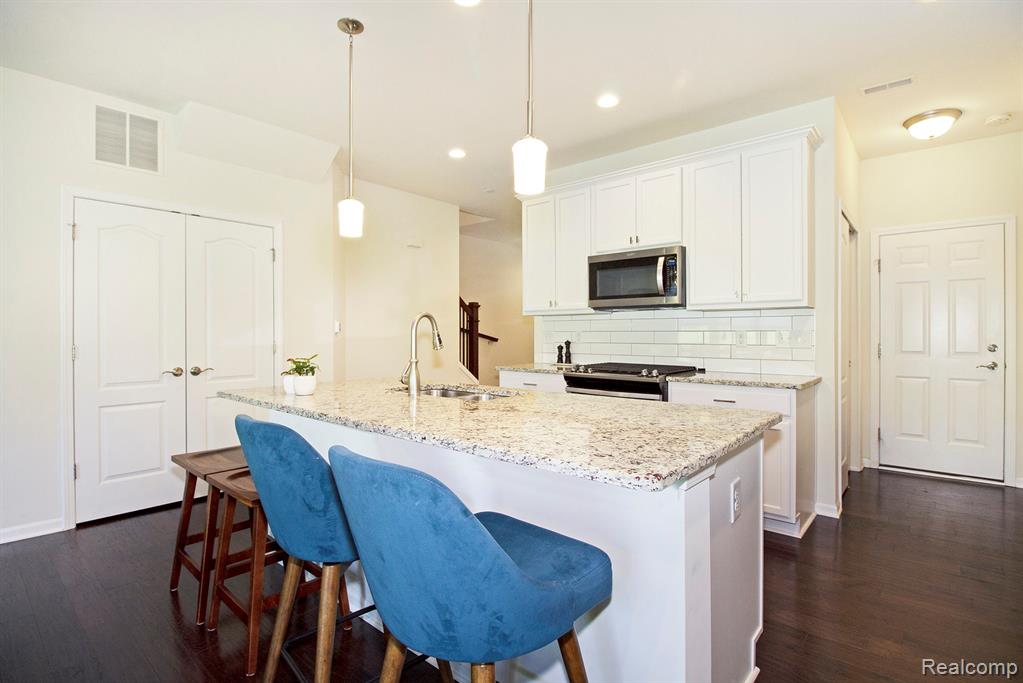 24727 Ivy Road Novi, MI 48375 - Photo 5 of 26