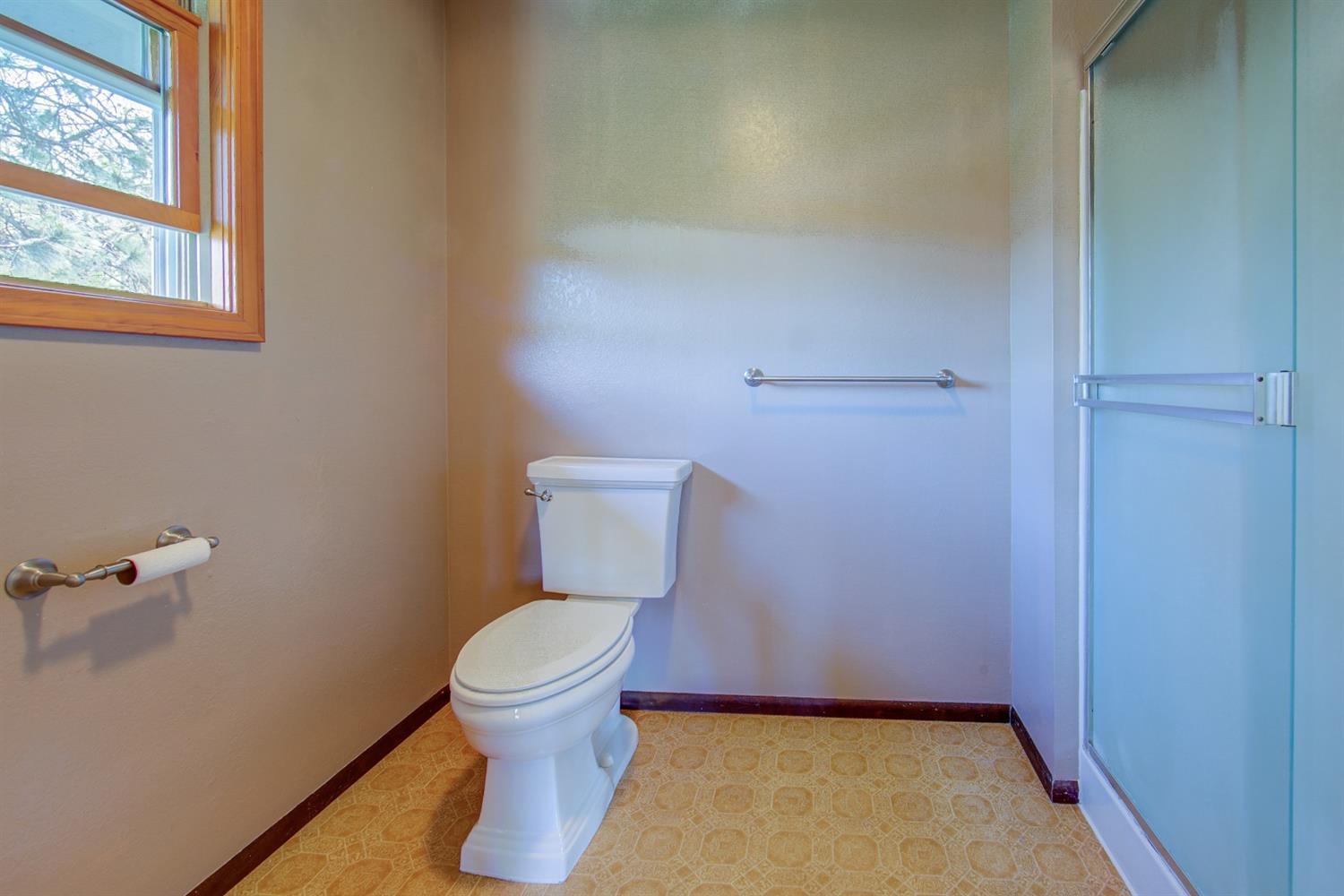 6475 Old Stage Road Central Point, OR 97502 - Photo 30 of 32 a bathroom with a toilet and a rug