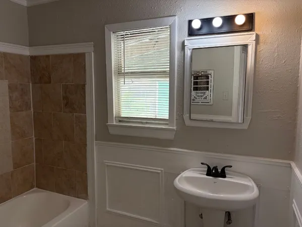 $1,995 | 5530 Lakefield Drive, Houston, TX 77033