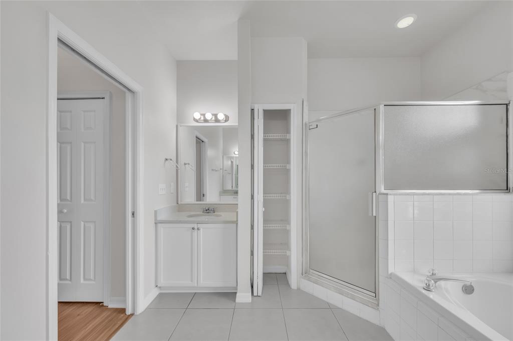 1047 Durango Loop Street Davenport, FL 33897 - Photo 13 of 35 a bathroom with a shower and a tub