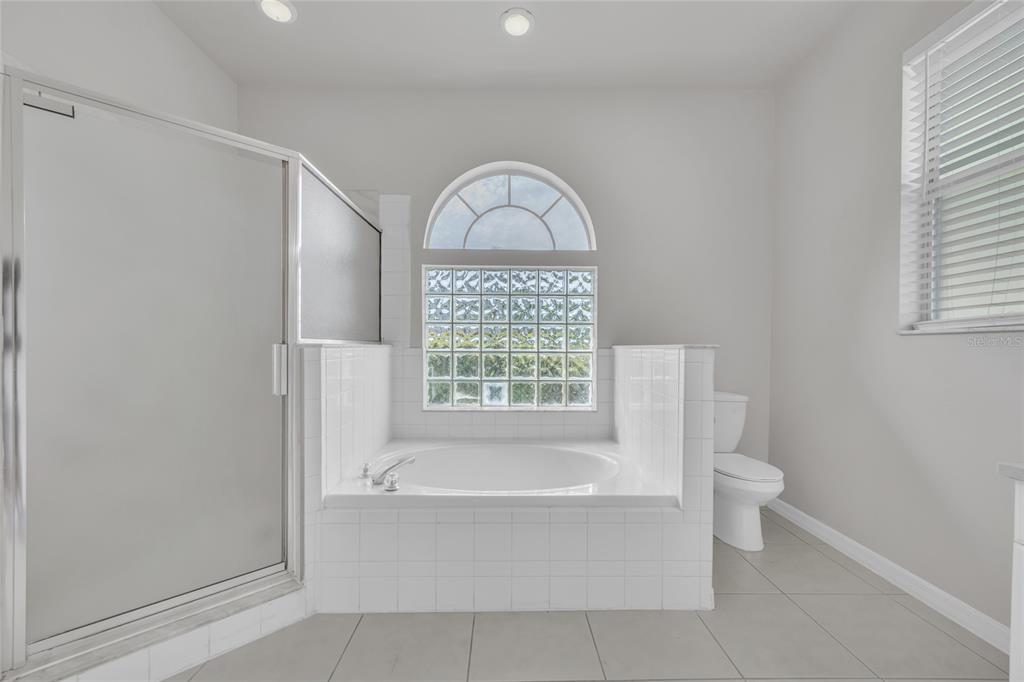 1047 Durango Loop Street Davenport, FL 33897 - Photo 14 of 35 a spacious bathroom with a bathtub and toilet