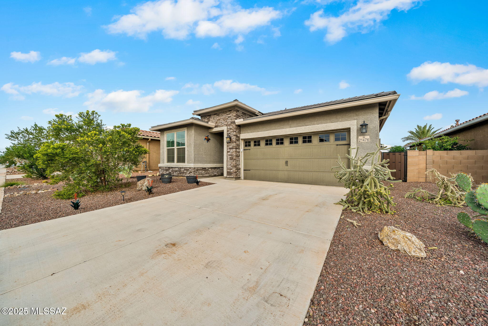 3-web-or-mls-21476 E Treasure Rd, Red Ro
