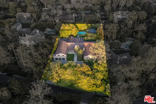 a view of a back yard