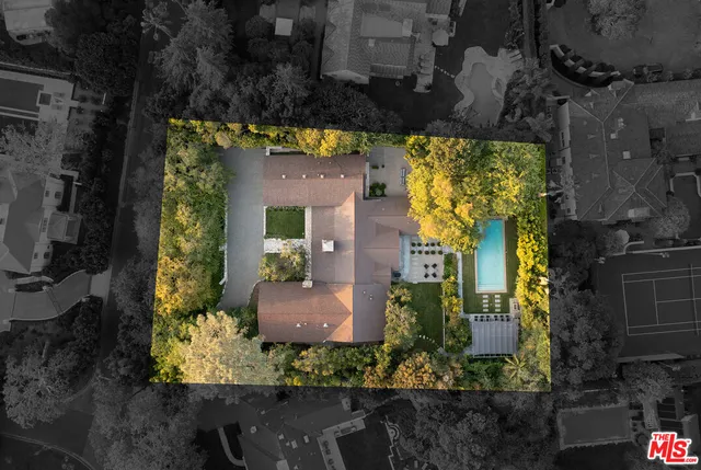 a view of a yard and pathway