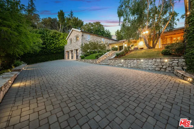 a view of a house with backyard and porch