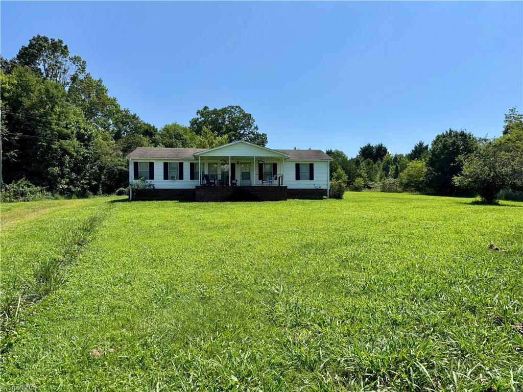 129 Seabrook Rd Mount Mount Airy, NC 27030 - Photo 4 of 24